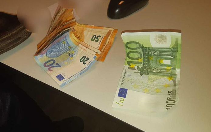 In de portefeuille zaten briefjes voor in totaal 1.045 euro.