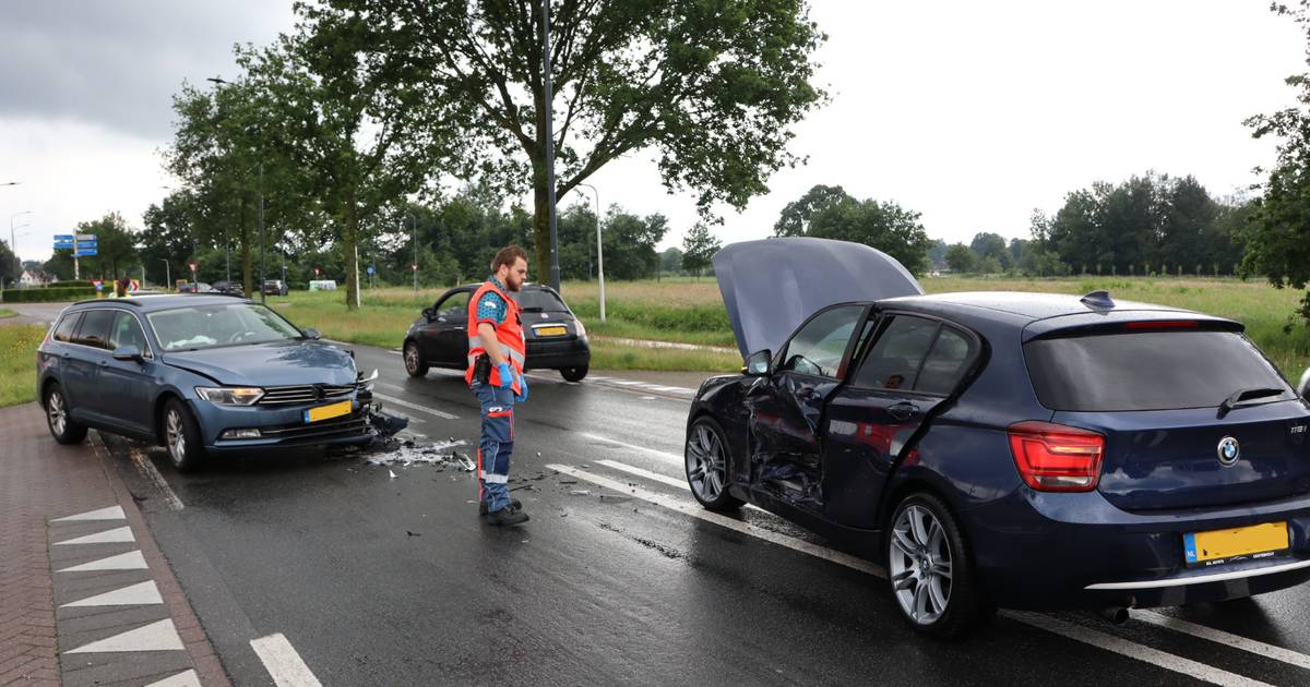 Flinke botsing in Sprang-Capelle zorgt voor veel schade: bestuurders opgevangen bij het politiebureau.
