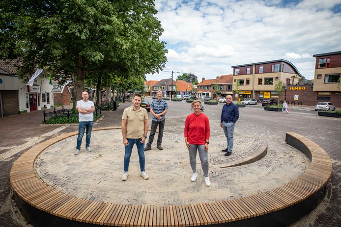 Leden van de Taskforce Eibergen op het podium op de Brink