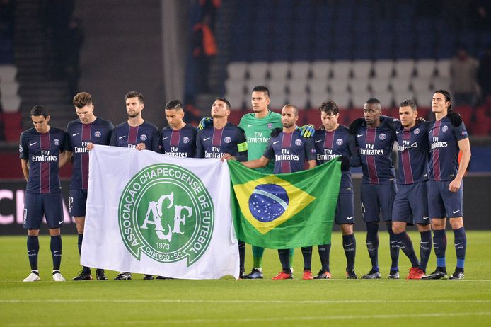 Onder meer de spelers van PSG betuigen hun eer met minuut stilte.