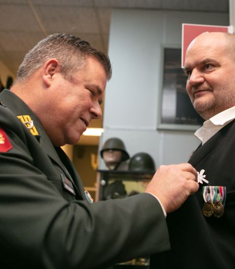 Erkenning voor oud-soldaat in Hardenberg met Srebrenica-trauma: ‘Mladić gaf aan dat hij onze koppen eraf wilde snijden’