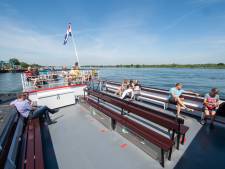 Coronaproof op de Zilvermeeuw door de Biesbosch, met handgel op de loopbrug en ticket in een grote vaas