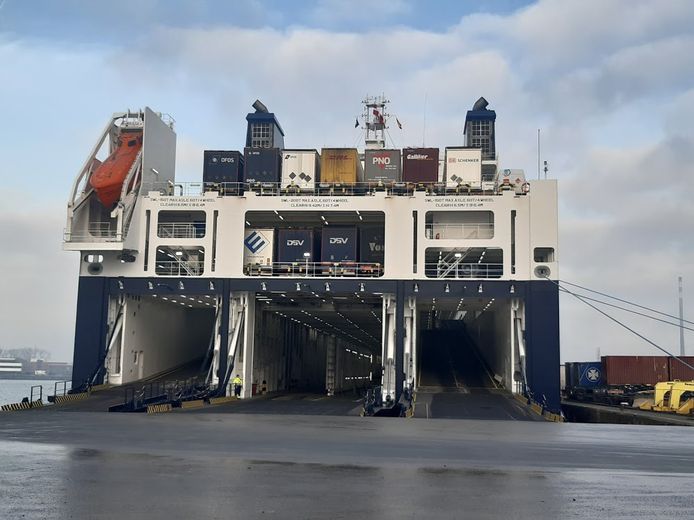 Hollandia Seaways: drie poorten om tegelijikertijd te laden en te lossen