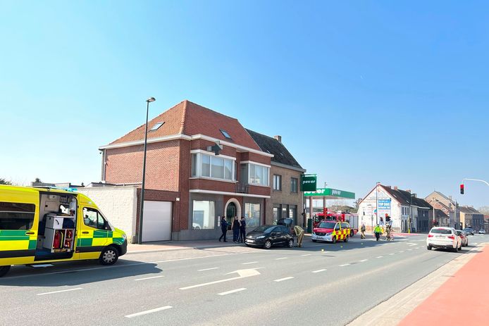 De hulpdiensten arriveerden met meerdere wagens op de Grote Steenweg ter hoogte van apotheek Asselman na een oproep over een 'verdachte chemische geur' in een wagen.