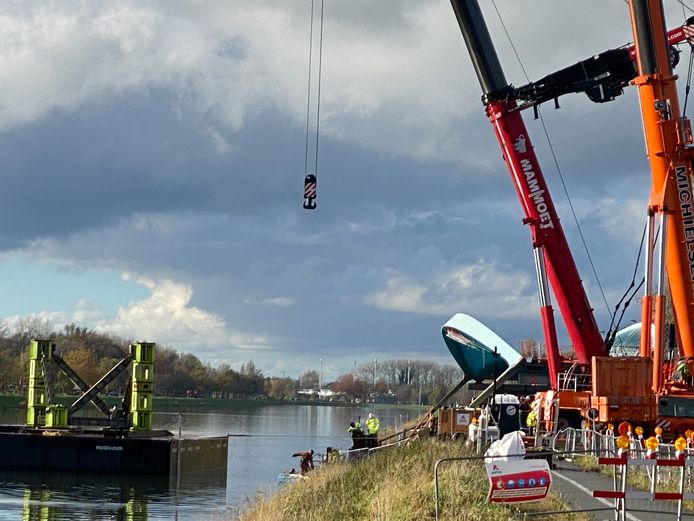 De Annie Vande Wielebrug ligt klaar om geplaatst te worden