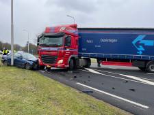 Bizar ongeluk in Deventer: vrachtwagen mist afslag en wil midden op de weg omkeren