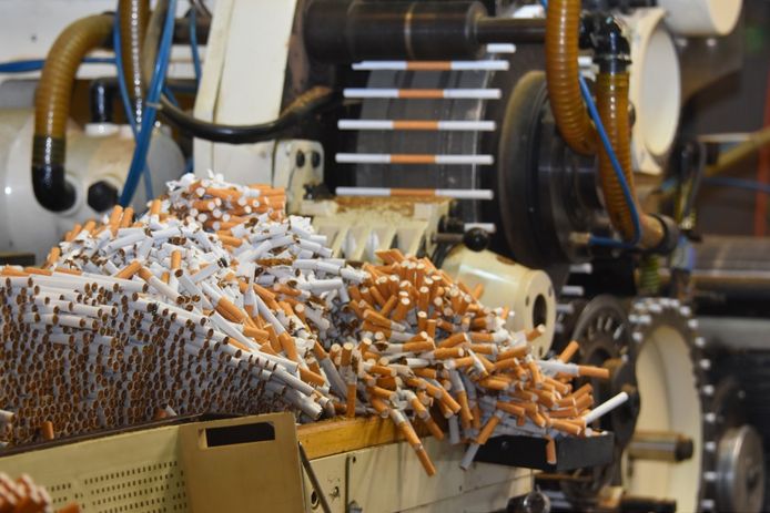 De Duitse douane en politie hebben met hulp van de Nederlandse douane een illegale sigarettenfabriek opgerold in Kranenburg, net over de grens bij Nijmegen. In de fabriek konden 10 miljoen sigaretten per week worden geproduceerd.