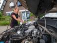 Floor Kops en haar vriend Tim zijn binnen korte tijd twee keer slachtoffer geworden van een steenmarter. Ze zijn niet de enige in de buurt volgens Tim. In de buurtapp zijn 15 andere meldingen binnengekomen.