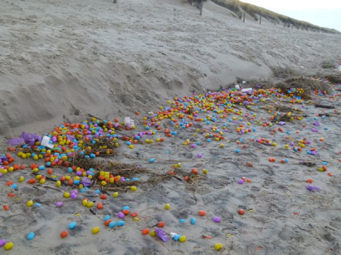 Aan boord stapel Tenen Strand bezaaid met duizenden legoblokjes en speelgoedeieren na winterstorm  | Bizar | hln.be