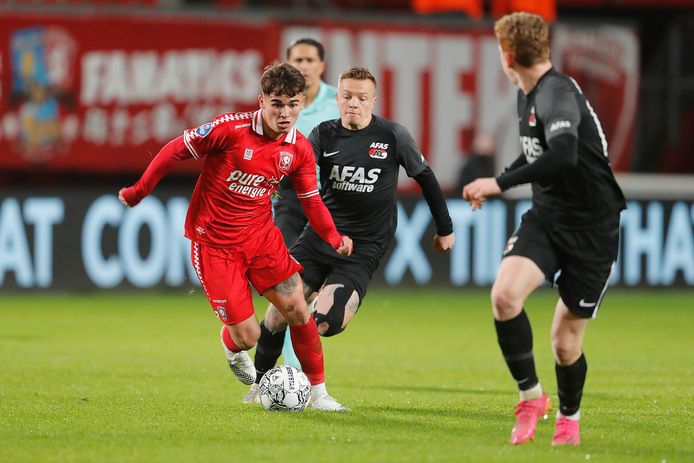 Manfred Ugalde stoomt op in de tweede helft.