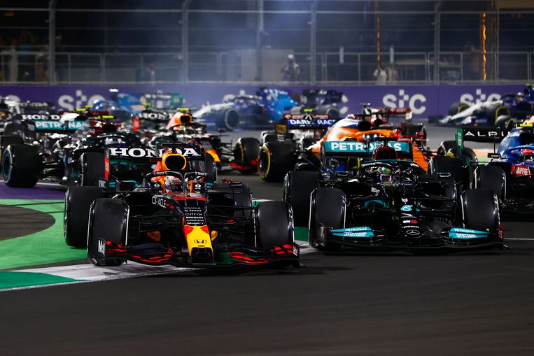 Max Verstappen (Red Bull) duelleert met Lewis Hamilton (Mercedes) in Jeddah. Beeld Photo News