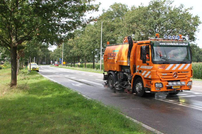 Tussen Mariënheem en Raalte wordt het vet van het wegdek verwijderd
