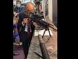 “Ça rigole plus hein”: Eric Zemmour s’amuse à pointer des journalistes avec un fusil 