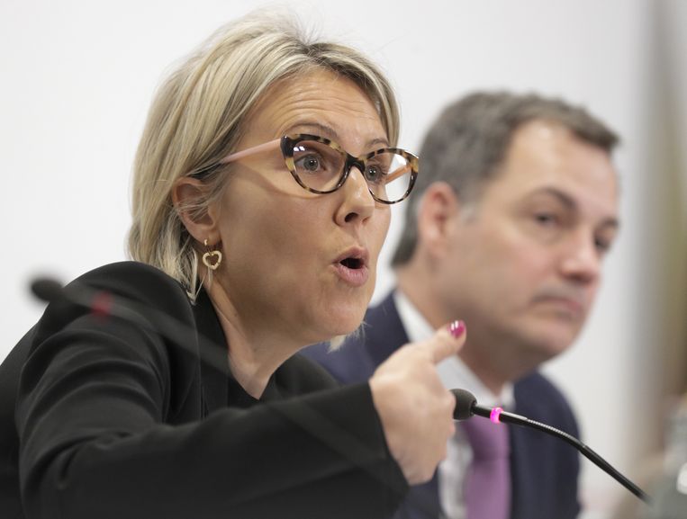 Minister van Defensie Ludivine Dedonder en premier Alexander De Croo kondigden de hulp aan op een persconferentie. Beeld ANP / EPA