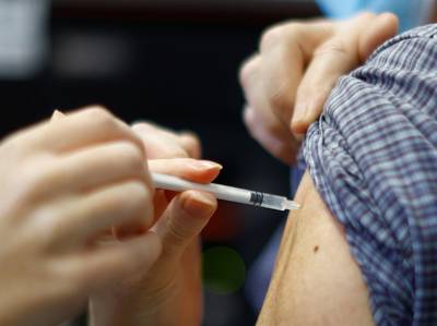 Face à la “triple épidémie”, le gouvernement français appelle à un “sursaut de la vaccination”