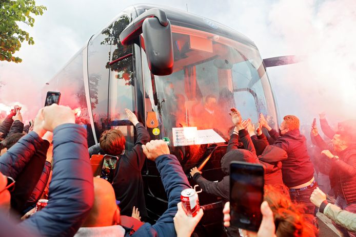 Daar is de bus, omstuwd door supporters én bengaals vuur.