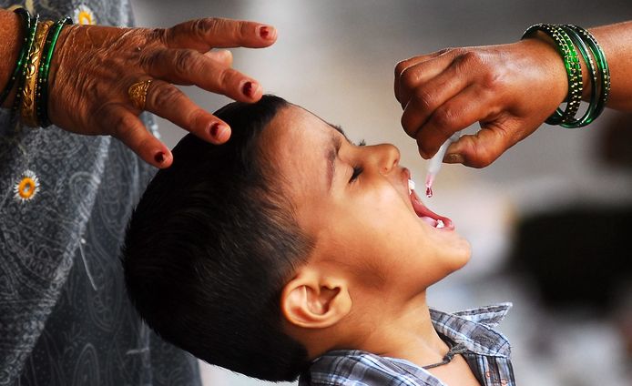 In 2017 stierven naar schatting 6,3 miljoen kinderen onder de 15 jaar, meestal aan vermijdbare oorzaken. Dit Indiase jongetje krijgt een polio-vaccinatie toegediend. Met eenvoudige oplossingen zoals medicijnen, zuiver water, elektriciteit en vaccins, kunnen we die realiteit voor elk kind veranderen", klinkt het.