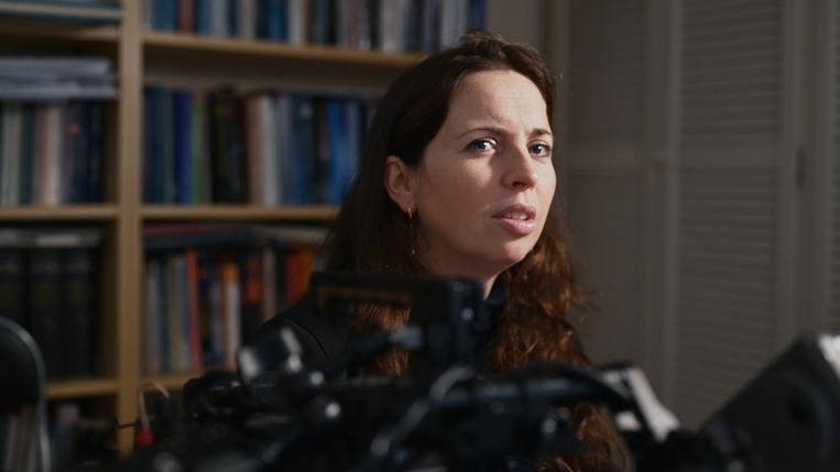 Oud- leerling Yara Hannema werpt in haar documentaire de vraag op of iedereen wel een school zou moeten mogen stichten. Beeld -