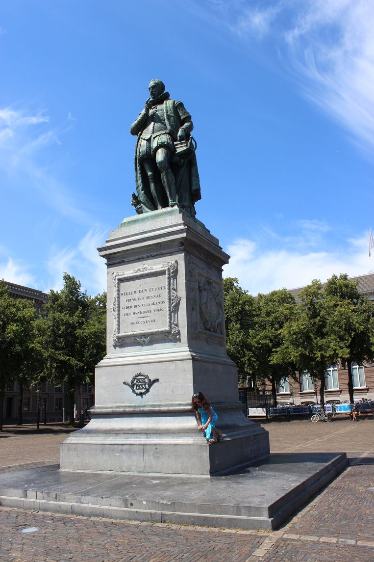 Willem van Oranje met zijn hondje,  Plein Den Haag Beeld Joke de Wolf