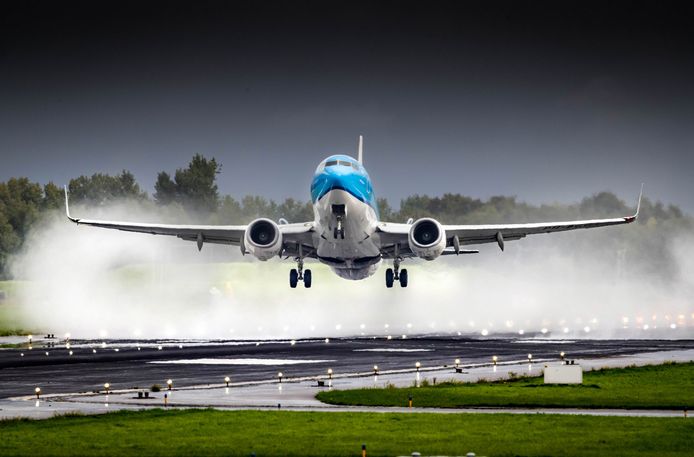 Een KLM vliegtuig stijgt op vanaf Rotterdam The Hague Airport.