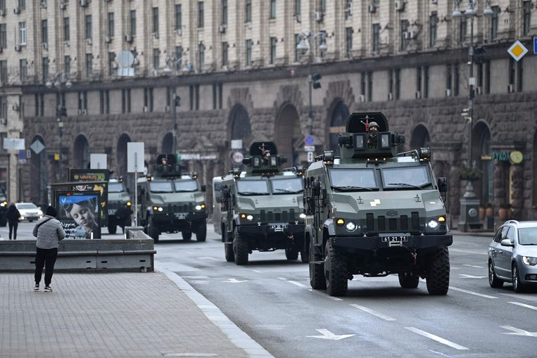 Veicoli dell'esercito ucraino nella capitale Kiev.  foto AFP