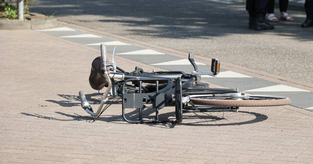 Meisje op fiets raakt zwaargewond bij aanrijding met auto in Waalwijk, bestuurder rijdt door.