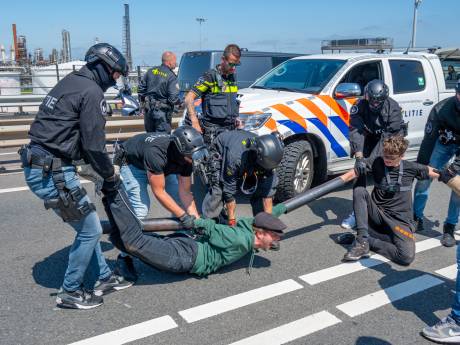 Vijftien klimaatactivisten aangehouden voor blokkeren toegangsweg Shell Pernis