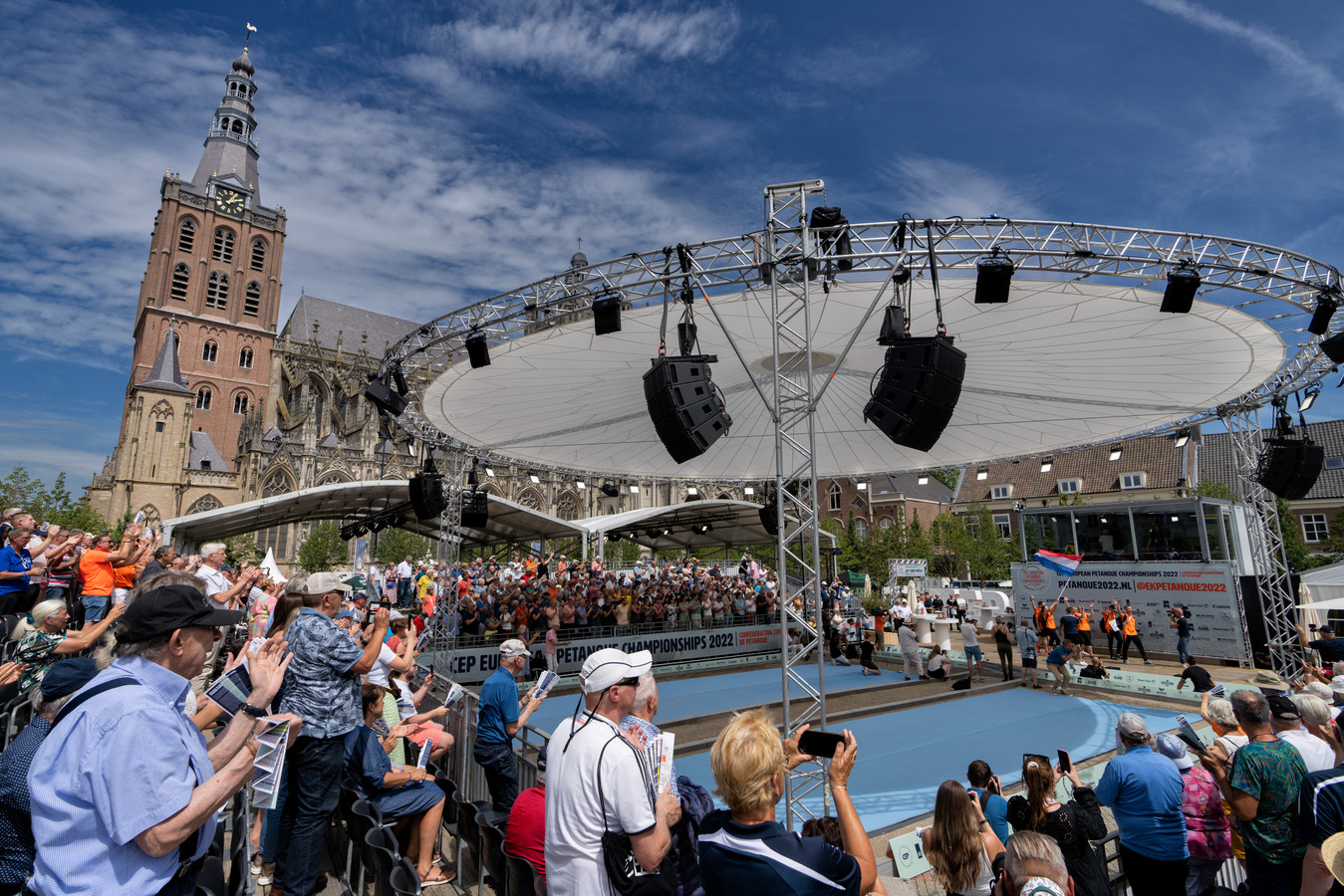 EK Pétanque geopend met optreden van jongleur en turners van FlikFlak