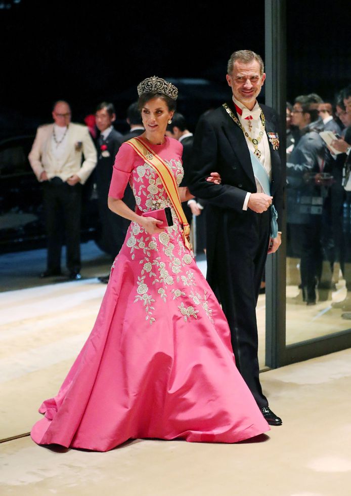 Koning Felipe en koningin Letizia bij hun aankomst op het galadiner voor de inhuldiging van de Japanse keizer Naruhito.