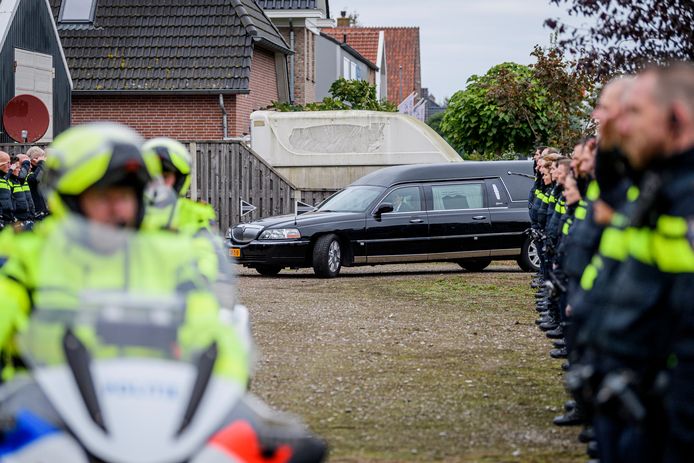 Tientallen politieagenten bewijzen de overleden collega Bas Huizing de laatste eer.