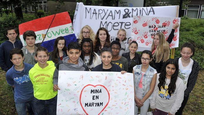 Maryam (rechtsvooraan, met wit bord in de handen) en Mina tussen hun klasgenoten. ,,We willen niet terug naar Egypte. Dat is niet ons land."