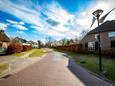 Aan de straat Eeneind in de gelijknamige wijk in Nuenen steggelen buren over een plantenkwekerij, die achter de woning rechts ligt.
