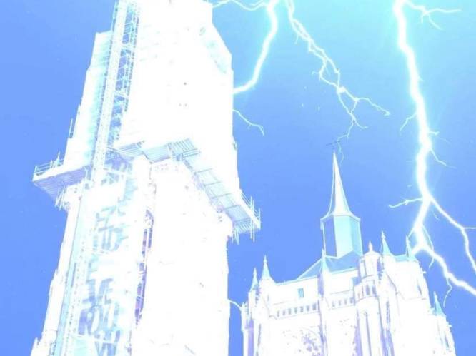 Spectaculaire beelden: bliksem slaat in op Antwerpse kathedraal