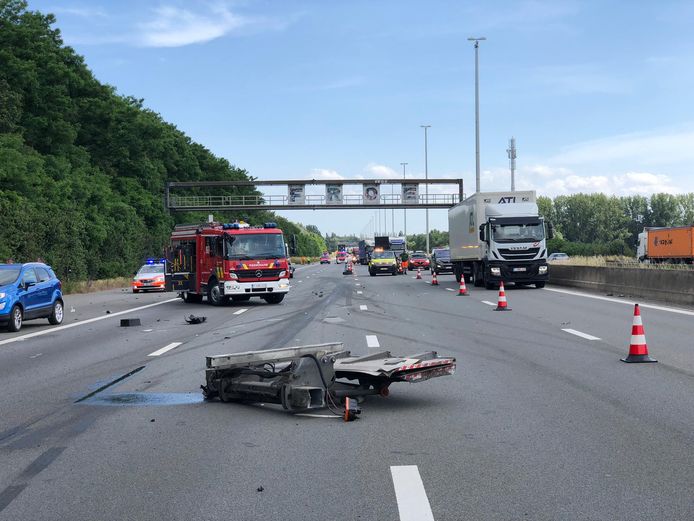 De laadbrug van een vrachtwagen werd afgerukt.