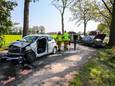 De paardentrailer achter de donkere auto kwam op z'n kant terecht na de botsing.