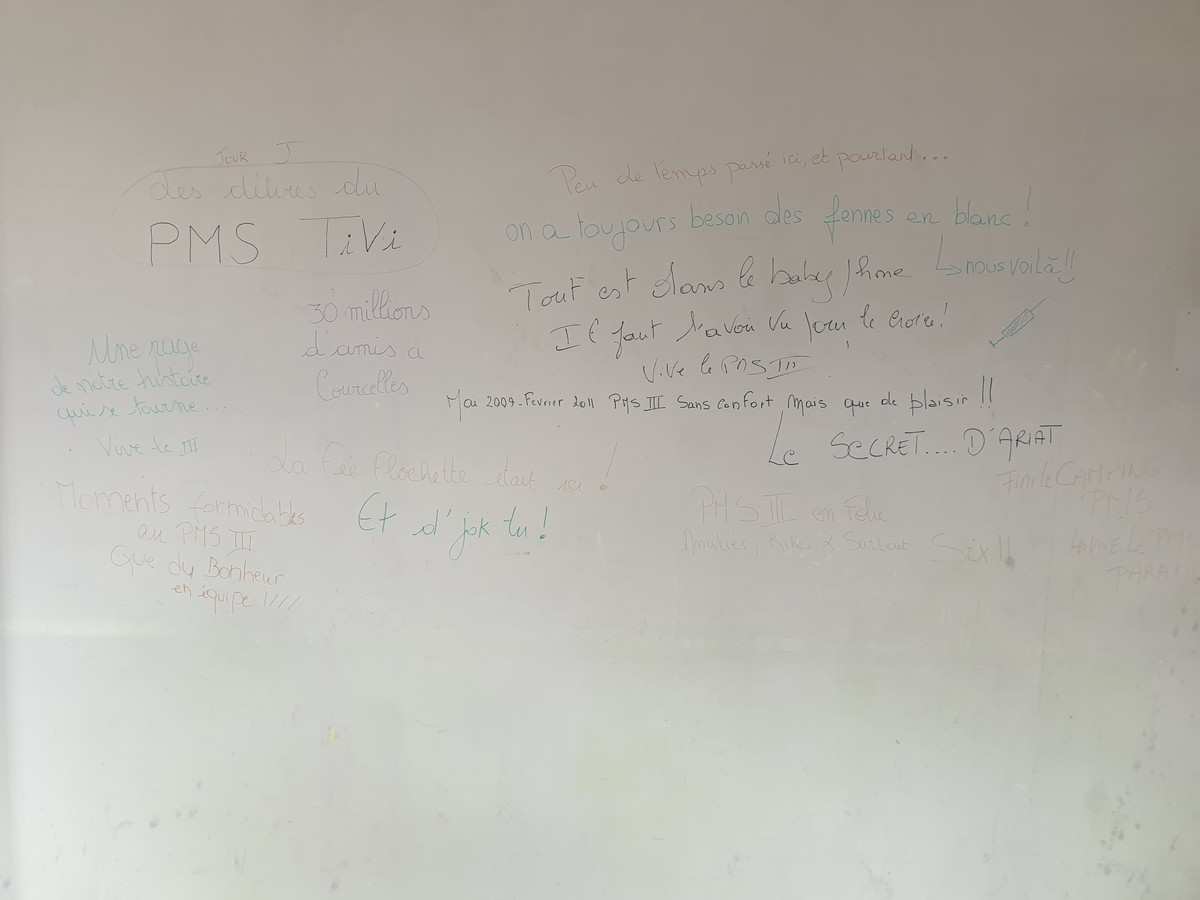 Des anciens élèves de l'école de La Samaritaine (qui a pris le relais de l'école des Estropiés) avaient inscrit des messages sur les murs du bâtiment avant de quitter les lieux.