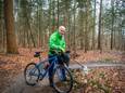 Jan van de Maat maakt elke week de fietsroutes schoon van mtb-route Rijssen.