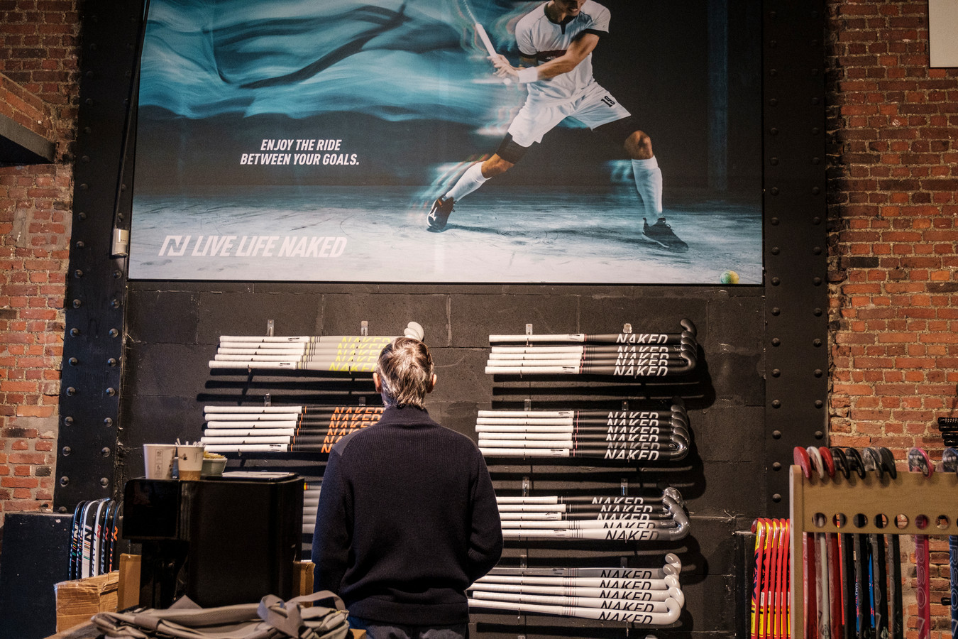 Hockeyer Felix stelt eigen collectie voor in hockeywinkel Foto | pzc.nl