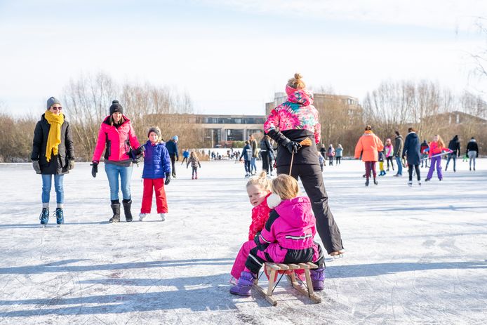 Schaatsplezier in de Weihoek in Roosendaal.