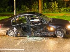Dronkenmansrit in Apeldoorn: bestuurder ramt lantaarnpaal en mag rijbewijs inleveren