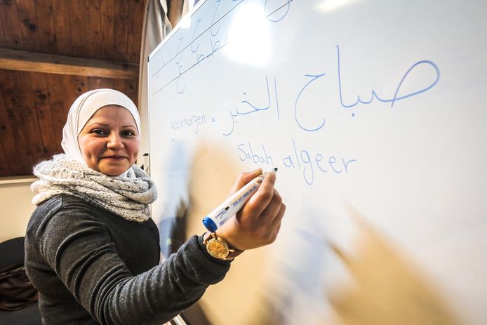 De Syrische Imam Asaad volgt zelf nog Nederlandse les, maar doceert Arabisch aan sociaal werkers, politieagenten en buddy's.