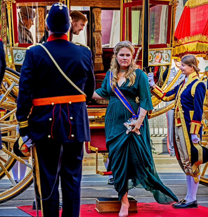 Prinses Amalia stapte de Koets uit terwijl Willem-Alexander op het punt staat dat te doen.