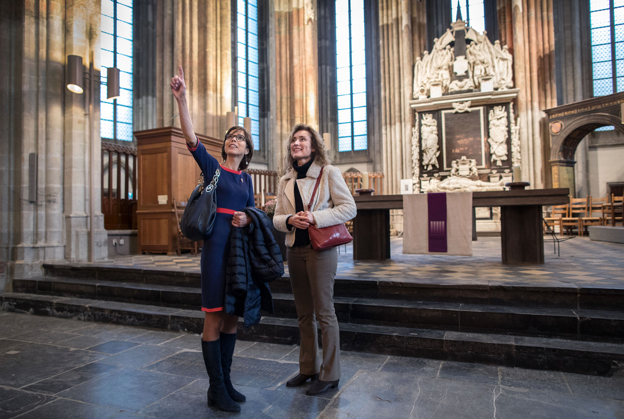 Carla Dik-Faber (links) (CU) en Vera Bergkamp (D66) in de Dom in Utrecht. Beeld Werry Crone