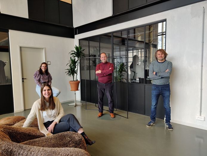 Projectontwikkelaar cohousingprojecten HEEM zet tanden in pachthoeve in Drie Fonteinen. 
Op de voorgrond Gwen Malfeyt, vlnr: Stefanie van Gansen, Gert Cowé en Joeri Bal.