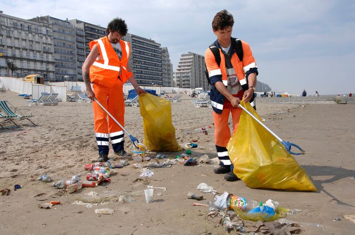 Opkuis van afval op het strand van Blankenberge (Archiefbeeld).