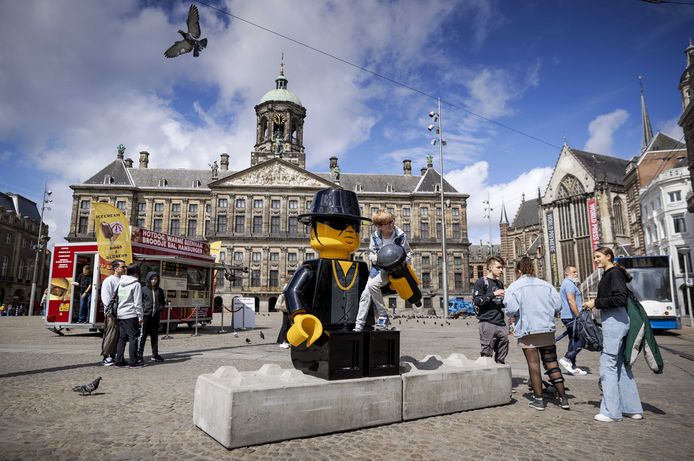 Archiefbeeld van het sculptuur van de overleden volkszanger, ontworpen door Streetart Frankey, oftewel kunstenaar Frank de Ruwe.