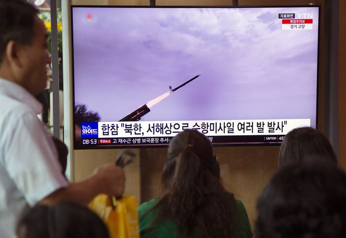 Een Noord-Koreaanse raketlancering wordt vertoond op de Zuid-Koreaanse televisie.