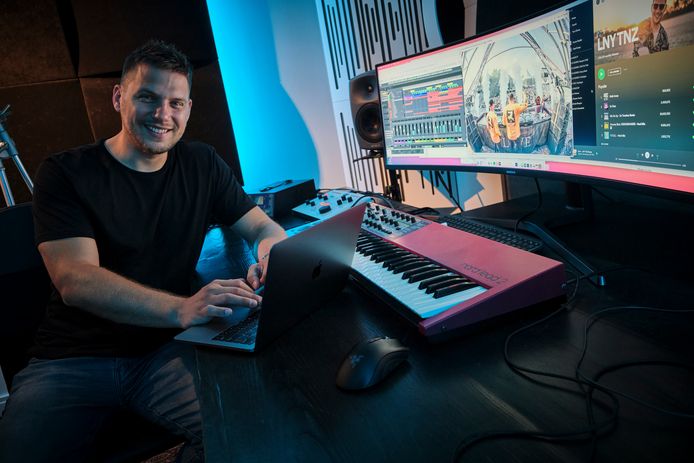 Jan Stadhouders, alias LNY TNZ, in zijn studio in Vlaardingen.