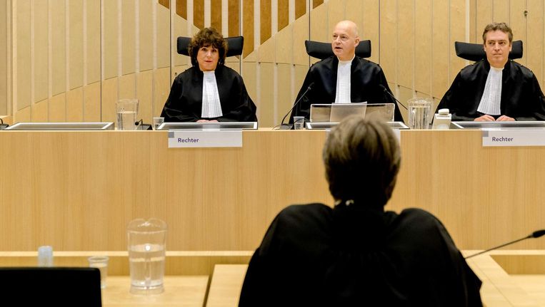 (VLNR) Rechters Elianne van Rens, Hendrik Steenhuis en Sijbrand Krans voorafgaand aan de uitspraak in het strafproces tegen Geert Wilders. Op de voorgrond advocaat Maarten 't Sas. Beeld anp