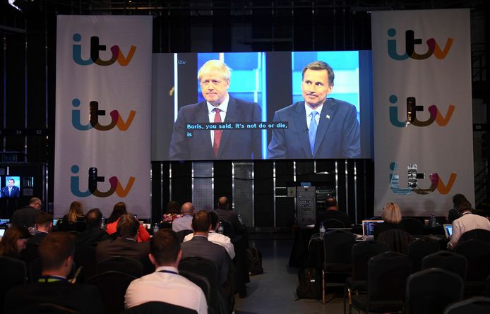 Mensen bekijken op groot scherm het debat tussen Boris Johnson en de Britse minister van Buitenlandse Zaken Jeremy Hunt.
